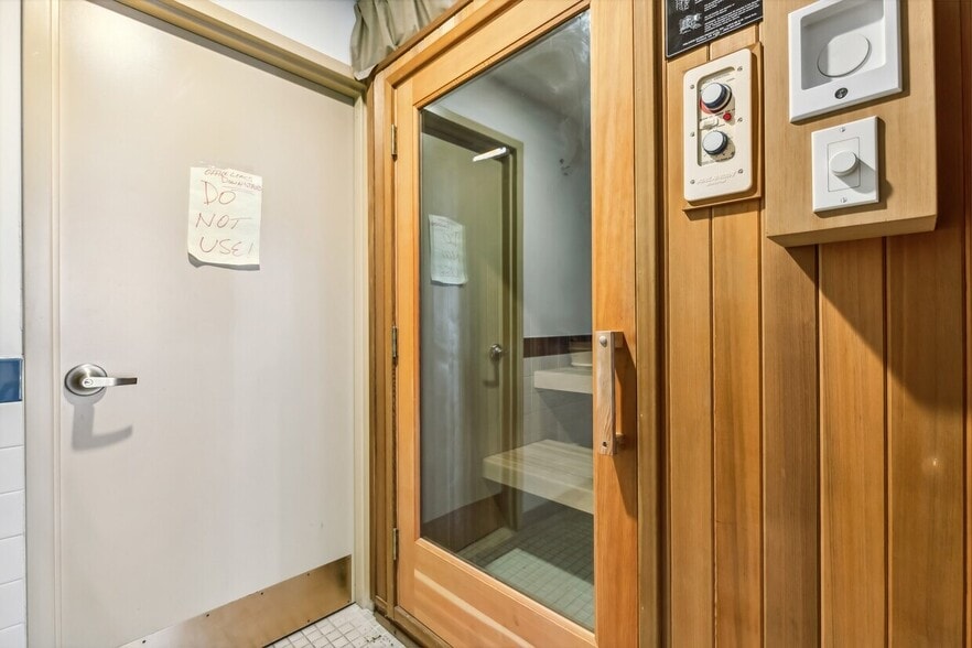 More Photos Of 1 E Ridgewood Ave, Ridgewood Storefront Retail Office For Lease