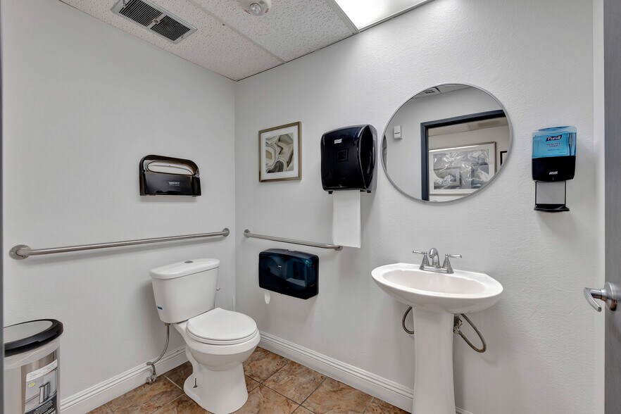 More Photos Of 5701 W Charleston Blvd, Las Vegas Medical For Sale