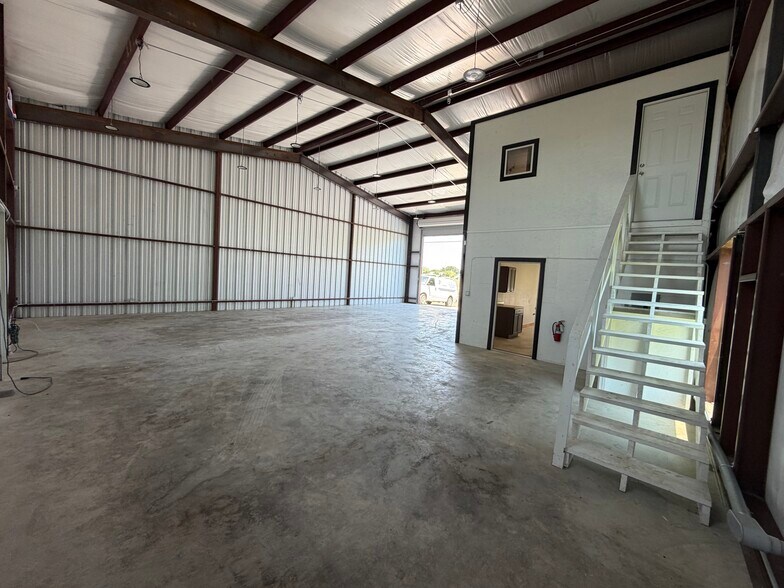 More Photos Of 4072 Old Lorena Rd, Lorena Light Manufacturing For Lease