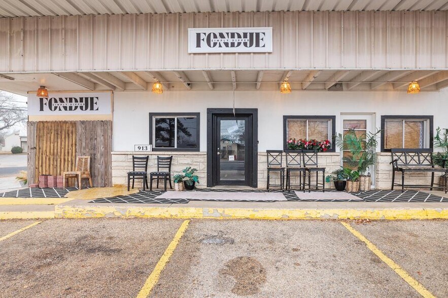 More Photos Of 905 E Main St, Fredericksburg General Retail For Sale