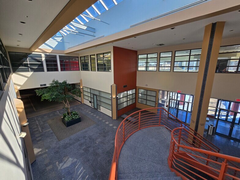 More Photos Of 7075 Pl Robert-Joncas, Saint-Laurent Light Distribution For Lease