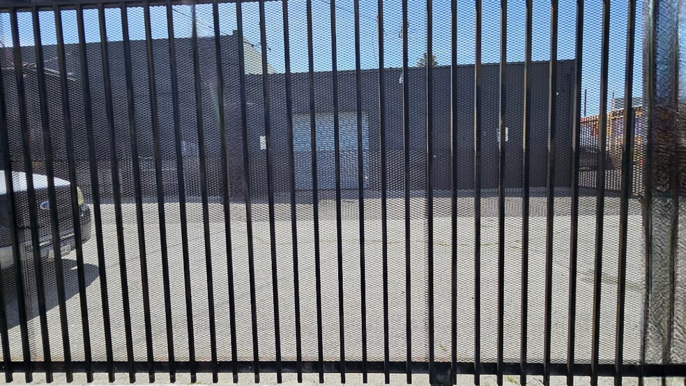 More Photos Of 929 E 14th St, Los Angeles Warehouse For Lease