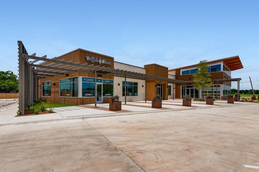 More Photos Of 1101 Main St, Lockhart Freestanding For Lease