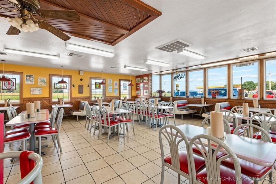 More Photos Of 18753 Oklahoma 100, Webbers Falls Restaurant For Sale