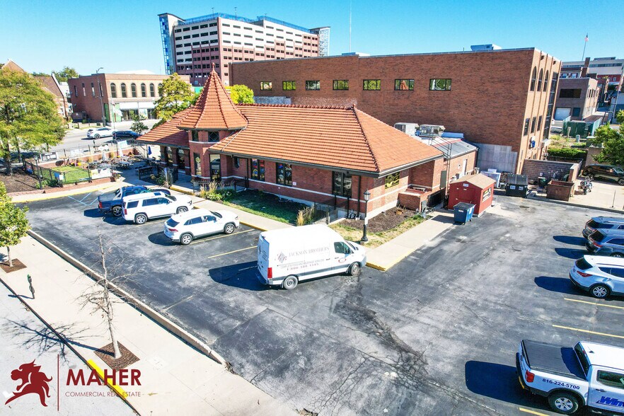 More Photos Of 402 E Broadway, Columbia Restaurant For Sale