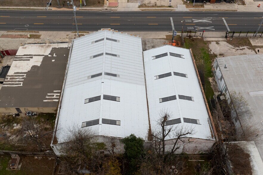 More Photos Of 2930 E Houston St, San Antonio Industrial For Sale