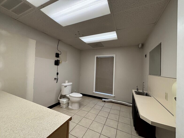 More Photos Of 4835 S Fulton Ave, Tulsa Medical For Lease