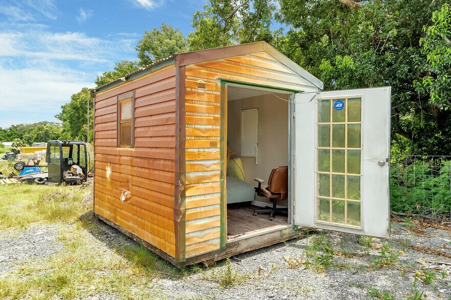 More Photos Of 8440 County Road 48, Yalaha Freestanding For Sale