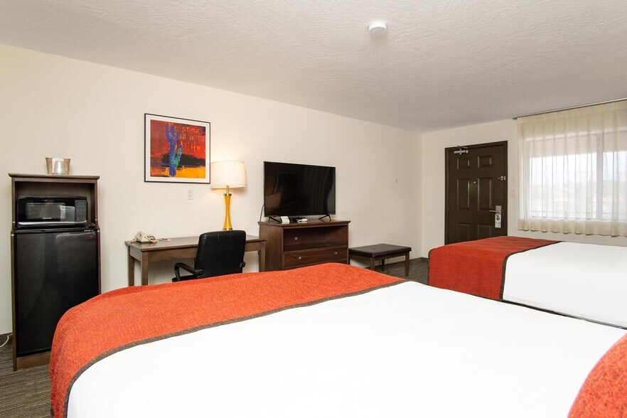 More Photos Of 301 W State Route 89A, Cottonwood Hotel For Sale
