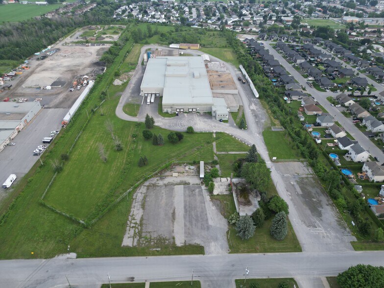 More Photos Of 1375 Rue Brouillette, Saint-hyacinthe Manufacturing For Lease