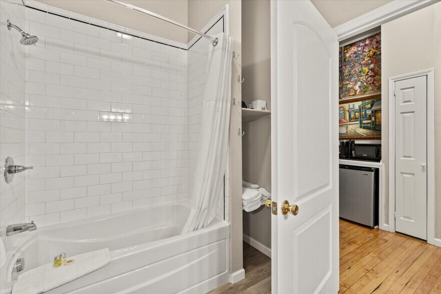 More Photos Of 49 Florida Ave, Amsterdam Hospitality For Sale