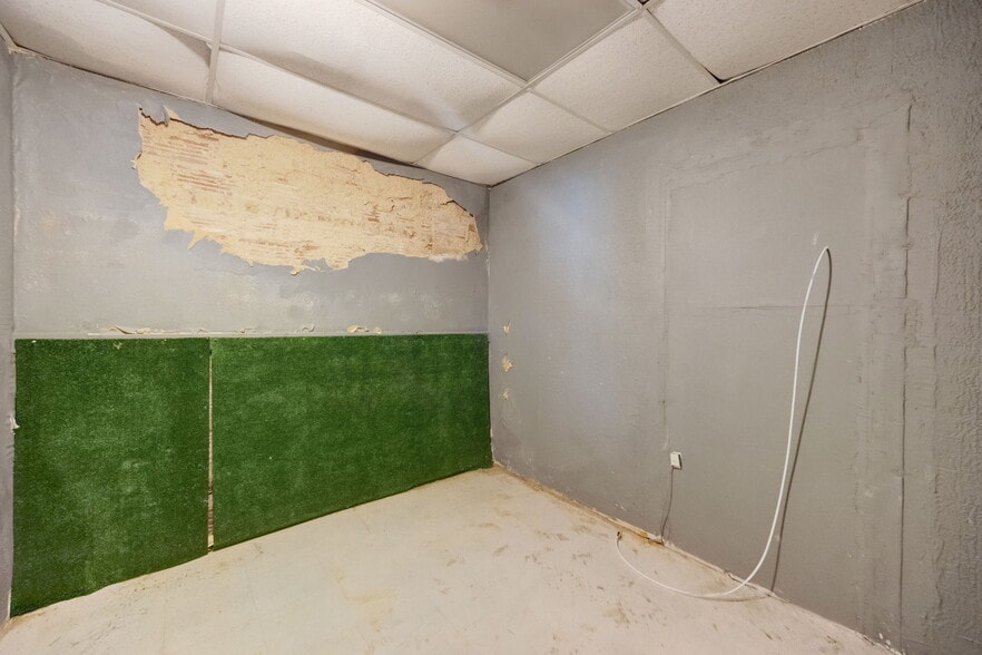 More Photos Of 2600 N Florissant Ave, Saint Louis Flex For Sale