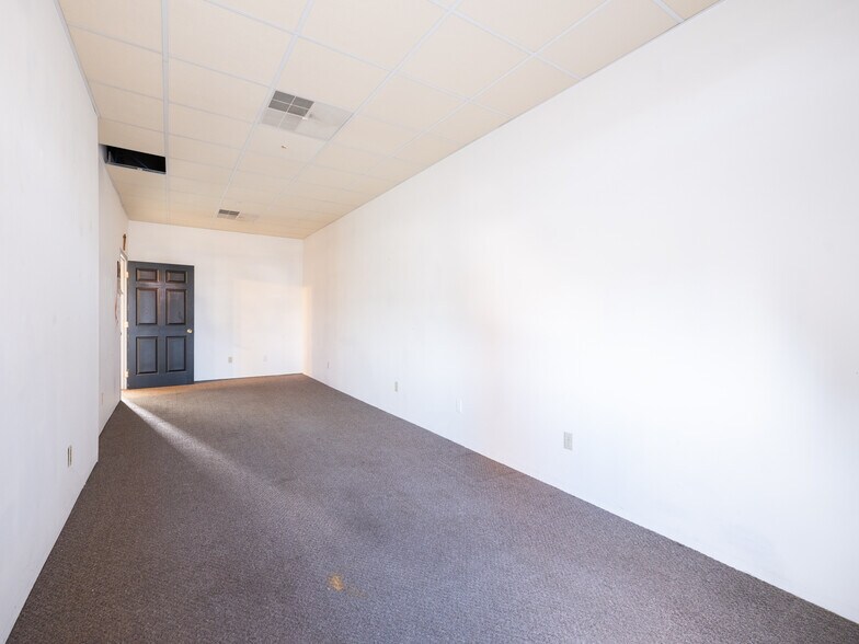 More Photos Of 353 Court St, Pekin Storefront Retail Residential For Sale