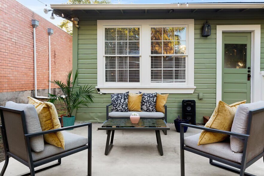 More Photos Of 724 N Cherry St, San Antonio Office For Sale