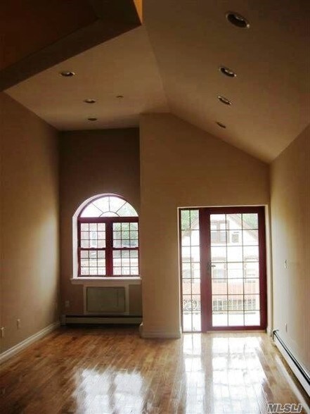 More Photos Of 710-712 E 220th St, Bronx Apartments For Sale