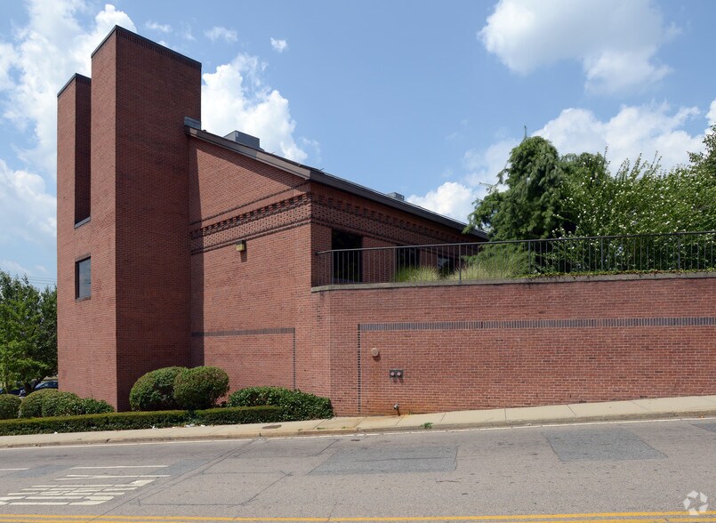 More Photos Of 825-827 N Main St, Providence Medical For Lease