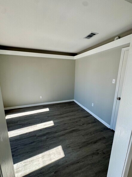 More Photos Of 414 W House St, Alvin Medical For Lease