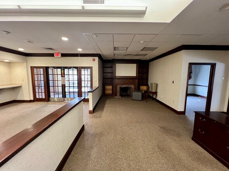 More Photos Of 565 Baltimore Pike, Avondale Bank For Lease