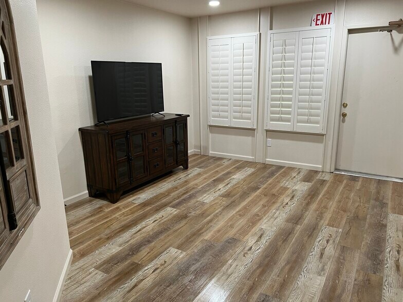 More Photos Of 4527 Lake Shore Dr, Waco Office For Lease