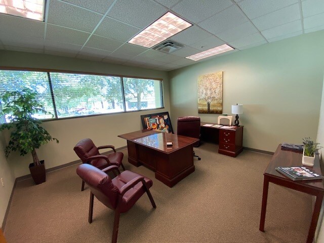 More Photos Of 1451 Global Ct, Sarasota Showroom For Lease