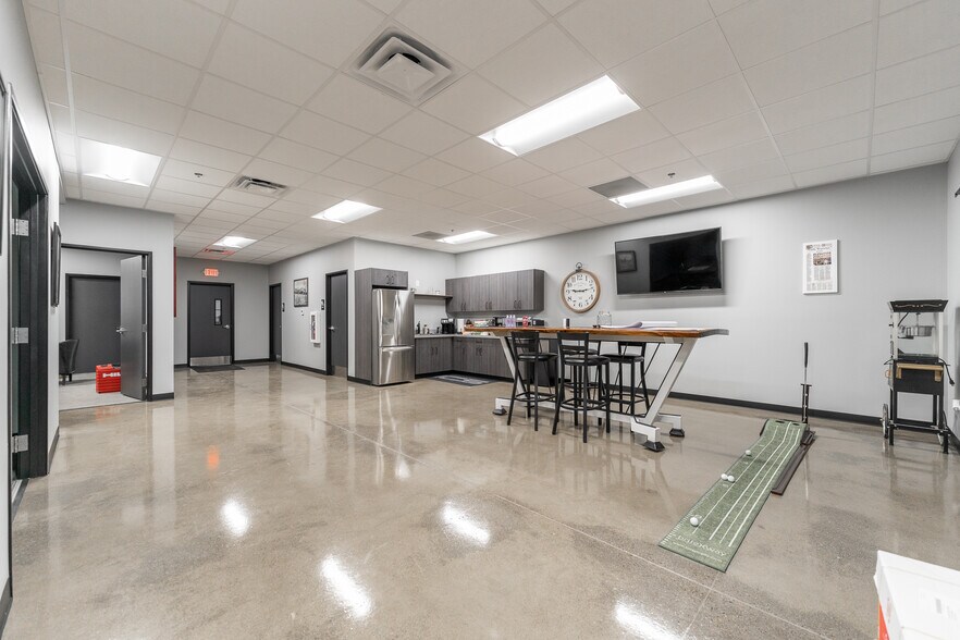 More Photos Of 2001 Royal Dr, Greenfield Distribution For Lease