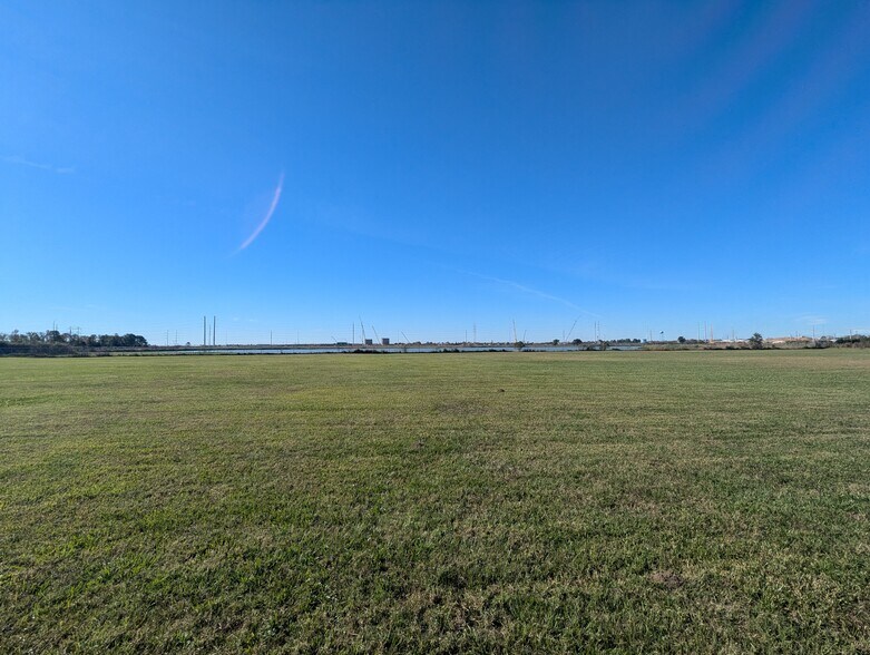 More Photos Of 5315 N Twin City Hwy, Nederland Warehouse For Lease