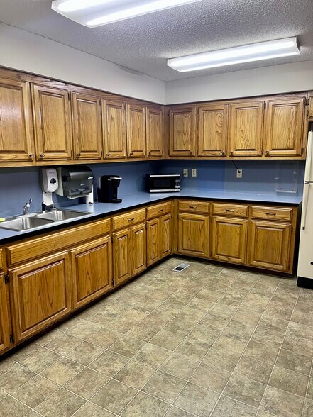 More Photos Of 408 N Main St, Noble Medical For Lease