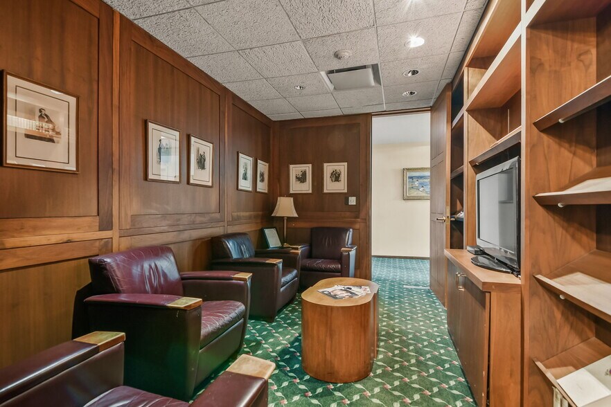 More Photos Of 227 E Adams St, Springfield Flex For Sale