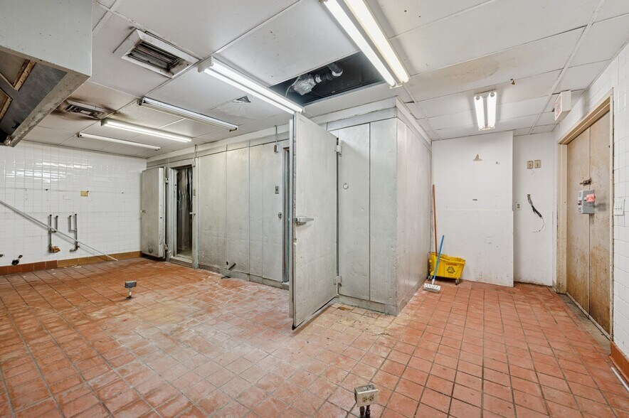 More Photos Of 2020 N Lincoln Park West, Chicago Apartments For Sale