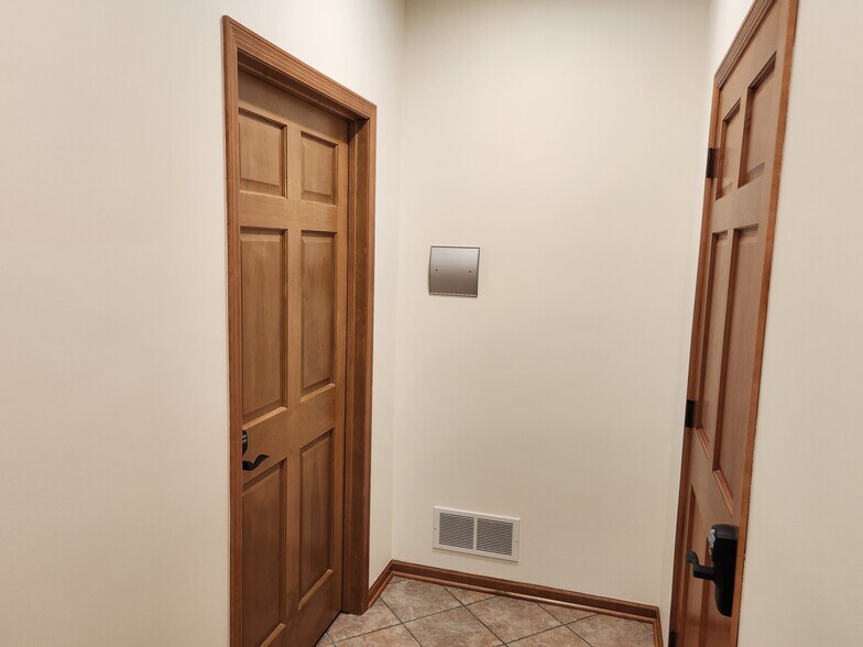 More Photos Of 10523-10527 W 165th St, Lakeville Office For Sale