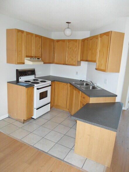 More Photos Of 15 Montreal St, Kingston Storefront Retail Residential For Lease