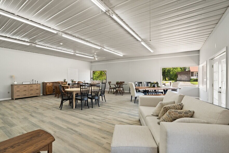 More Photos Of 756 Lakeshore Dr, Scottsburg Flex For Sale