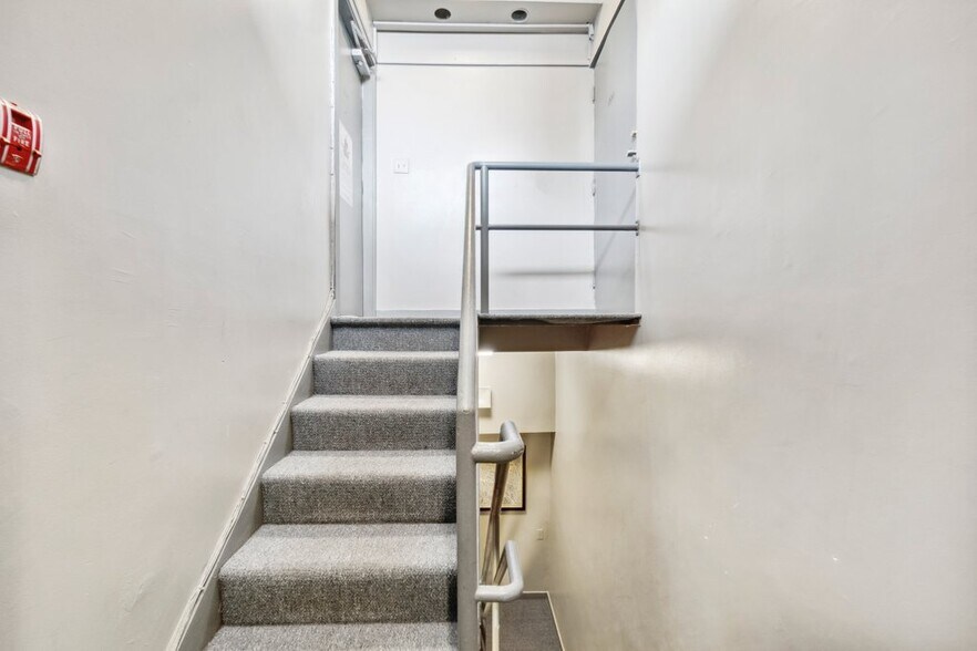 More Photos Of 519-521 N Charles St, Baltimore Office For Sale