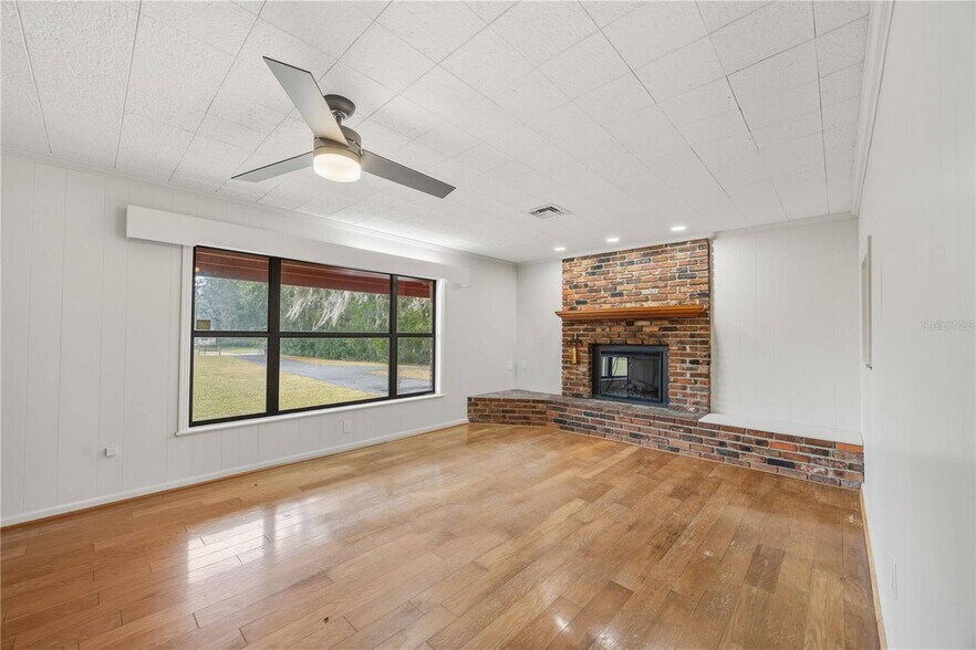 More Photos Of 274 W Kings Hwy, Center Hill Flex For Sale