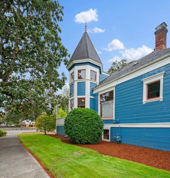 More Photos Of 901 13th St SE, Salem Office For Sale
