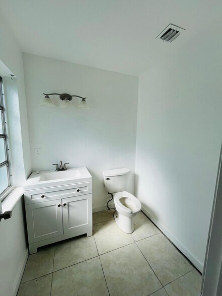 More Photos Of 810 NW 1st Ave, Boca Raton Warehouse For Lease