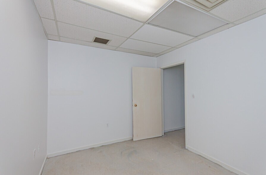 More Photos Of 151 Brock St N, Whitby Warehouse For Lease