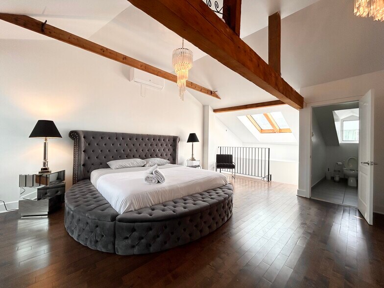 More Photos Of 211 Rue de la Commune O, Montréal Storefront Retail Residential For Sale