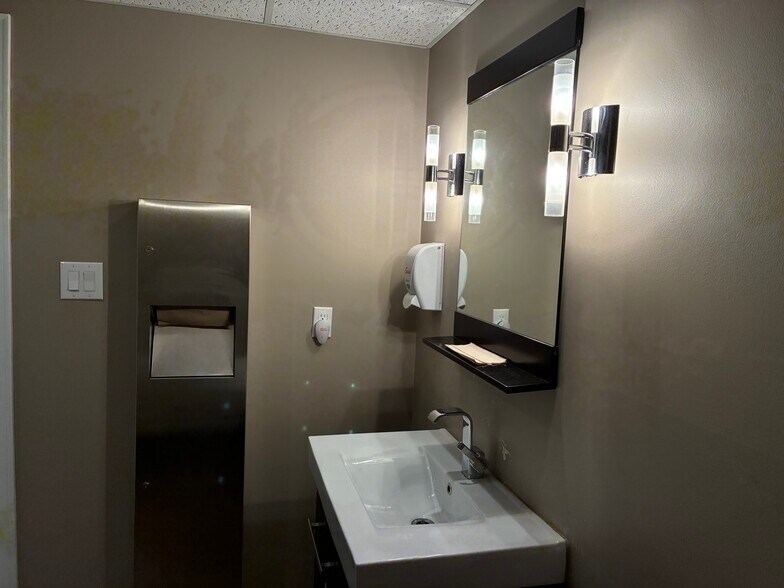 More Photos Of 179 King St E, Oshawa Office For Lease