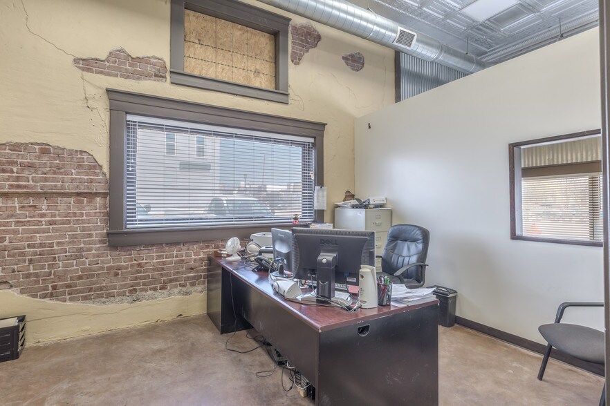 More Photos Of 204 S Broadway, Coweta Office For Sale