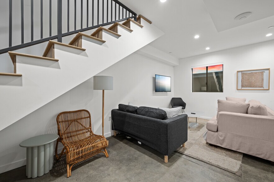 More Photos Of 2301 S Cloverdale Ave, Los Angeles Apartments For Sale