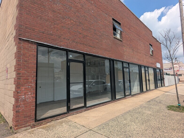 More Photos Of 179 N Main St, Freeport Storefront Retail Office For Lease