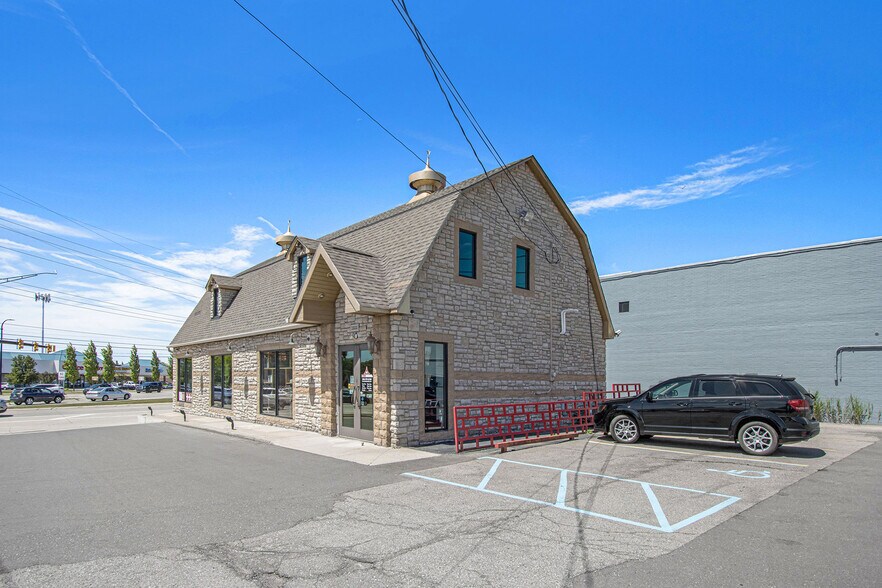 More Photos Of 33030 Northwestern Hwy, West Bloomfield Freestanding For Sale