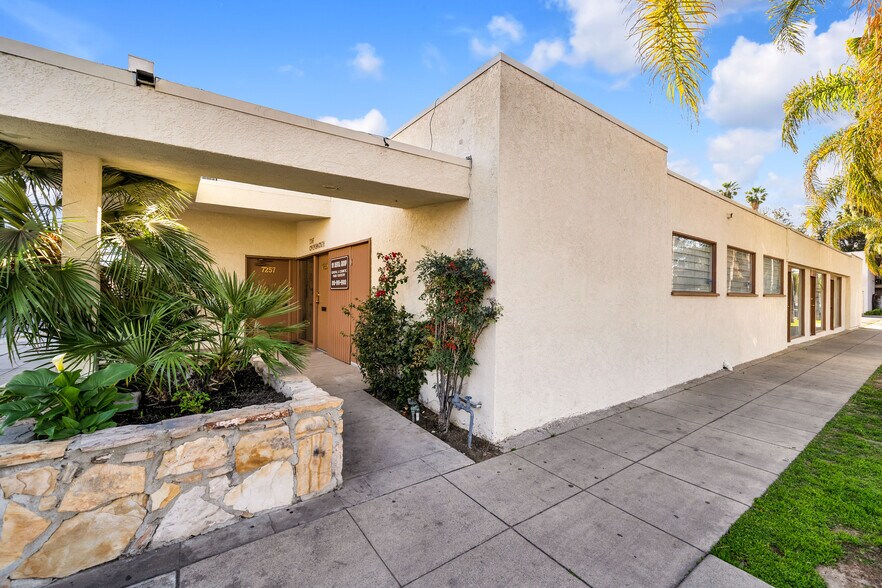 More Photos Of 7257-7259 Owensmouth Ave, Canoga Park Medical For Lease