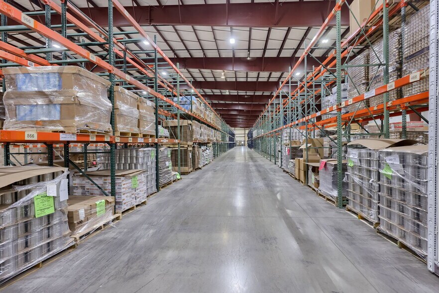 More Photos Of 300 Commerce Dr, New Holland Distribution For Lease