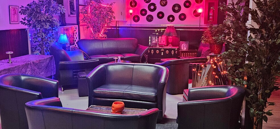 More Photos Of 22 Ash Swamp Rd, Newmarket Theater Concert Hall For Lease