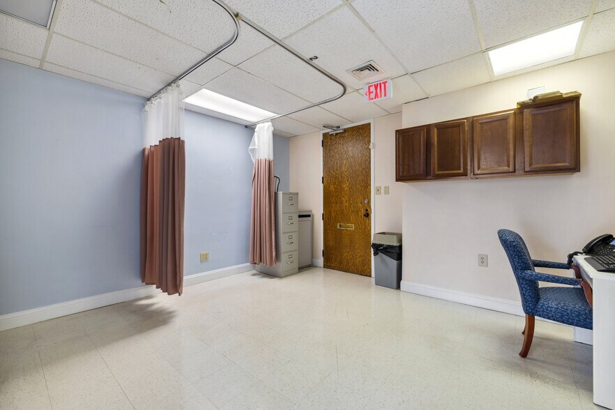 More Photos Of 2616 Sherwood Hall Ln, Alexandria Medical For Sale