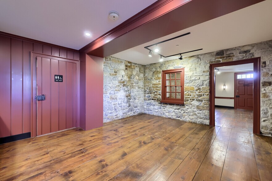 More Photos Of 711 Hartman Station Rd, Lancaster Office Residential For Lease