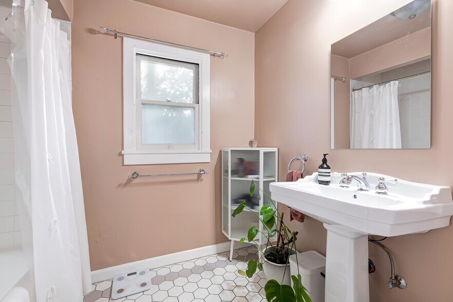 More Photos Of 615 N Plymouth Blvd, Los Angeles Apartments For Sale