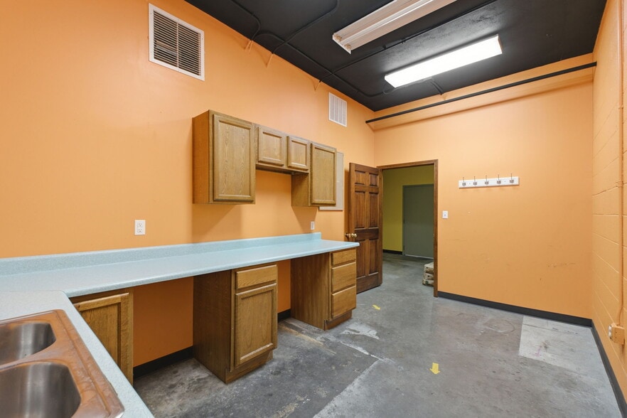 More Photos Of 1445 S Glenstone Ave, Springfield General Retail For Lease